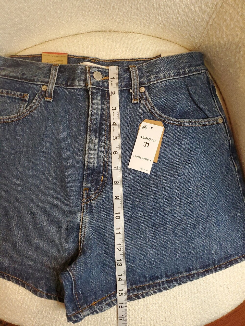 NWT Levi's High-Waisted Mom Shorts Blue Denim Womans Size 31(Size 12) - Picture 7 of 7